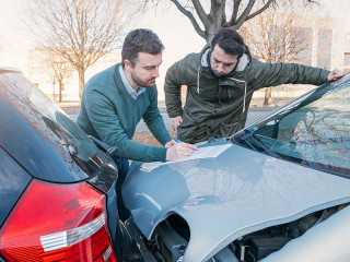 Zwei-Maenner-Autounfall-135191791-FO-Paolese