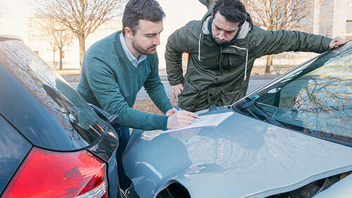 Zwei-Maenner-Autounfall-135191791-FO-Paolese