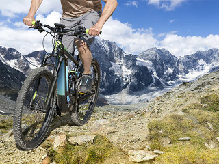 mountainbike-tour-berge-143399344-FO-mezzotint-fotolia