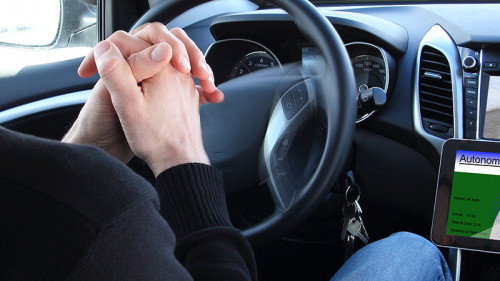 Fahrer-in-selbstfahrendem-Auto-82195972-FO-RioPatuca-Images