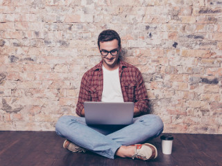 mann-schneidersitz-laptop-kaffee-131374860-FO-deagreez