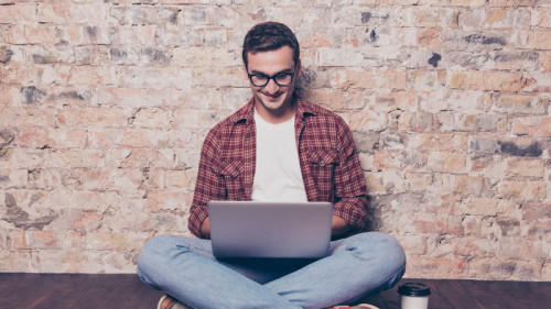 mann-schneidersitz-laptop-kaffee-131374860-FO-deagreez