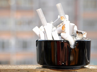 Aschenbecher-auf-Balkon-101831041-FO-ghostmisha