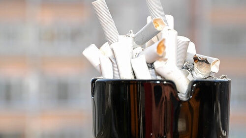 Aschenbecher-auf-Balkon-101831041-FO-ghostmisha