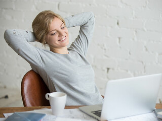 Frau-entspannt-Laptop-123748050-FO-fizkes