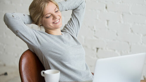 Frau-entspannt-Laptop-123748050-FO-fizkes