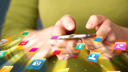 Frau-Smartphone-Apps-138371446-FO-ra2-studio