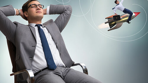 Anzugtraeger-traeumt-von-Start-up-142841542-FO-Elnur