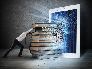 Anzugtraeger-schiebt-Buecher-in-Tablet-142538941-FO-alphaspirit