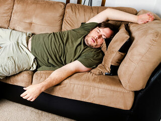 Uebergewichtiger-Mann-schlaeft-auf-Sofa-43808849-FO-Tracy-King