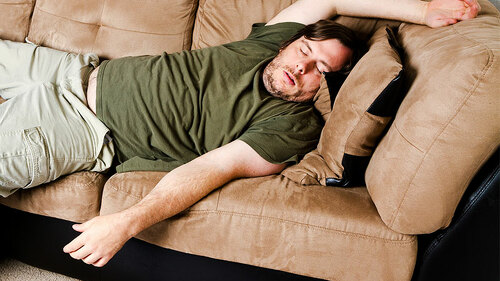 Uebergewichtiger-Mann-schlaeft-auf-Sofa-43808849-FO-Tracy-King