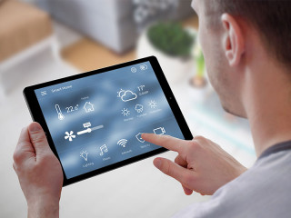 Mann-Tablet-Smart-Home-Steuerung-110841731-FO-Stanisic-Vladimir