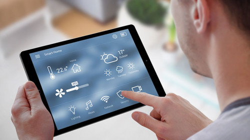 Mann-Tablet-Smart-Home-Steuerung-110841731-FO-Stanisic-Vladimir