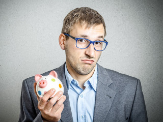 Anzugtraeger-unzufrieden-Sparschwein-118717171-FO-DDRockstar