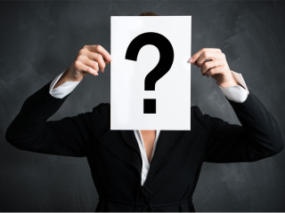 geschaeftsfrau-haelt-fragezeichen-schild-144851323-FO-fotogestoeber