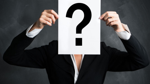 geschaeftsfrau-haelt-fragezeichen-schild-144851323-FO-fotogestoeber