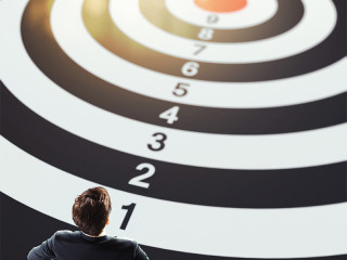 Anzugtraeger-auf-Zielscheibe-112782801-FO-alphaspirit