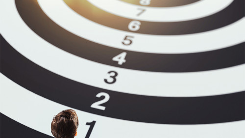 Anzugtraeger-auf-Zielscheibe-112782801-FO-alphaspirit