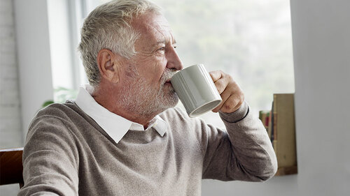 Entspannter-Rentner-trinkt-Kaffee-134812490-FO-Rawpixel-com