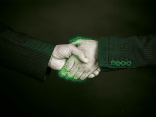 Digitaler-Handschlag-138906161-FO-liuzishan