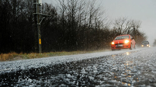 Straße-Hagel-Auto-100231047-FO-Uzfoto