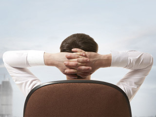 Anzugtraeger-lehnt-sich-zurueck-81843627-FO-Andrey-Burmakin