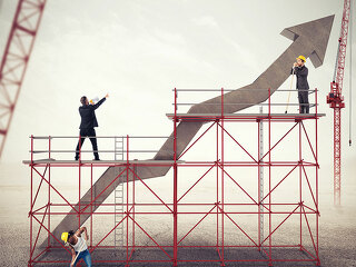 Anzugtraeger-bauen-an-positivem-Pfeil-134664235-FO-alphaspirit