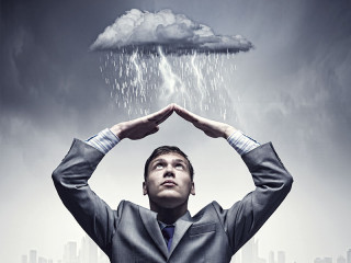 Anzugtraeger-schuetzt-sich-vor-Regen-60350755-FO-Sergey-Nivens