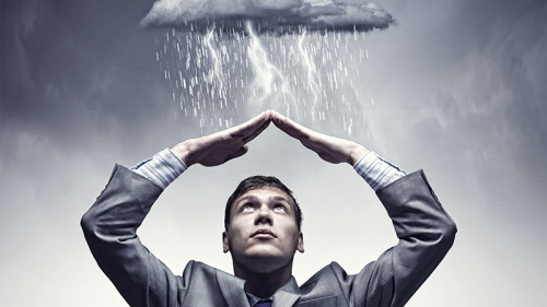 Anzugtraeger-schuetzt-sich-vor-Regen-60350755-FO-Sergey-Nivens