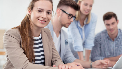 Frau-laechelt-Team-86810169-FO-contrastwerkstatt