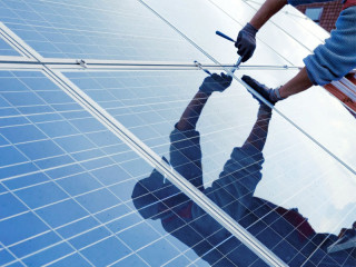 Photovoltaik-Handwerker-Montur-33106617-FO-Simon-Kraus