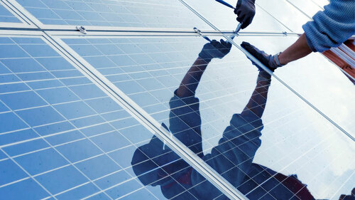 Photovoltaik-Handwerker-Montur-33106617-FO-Simon-Kraus