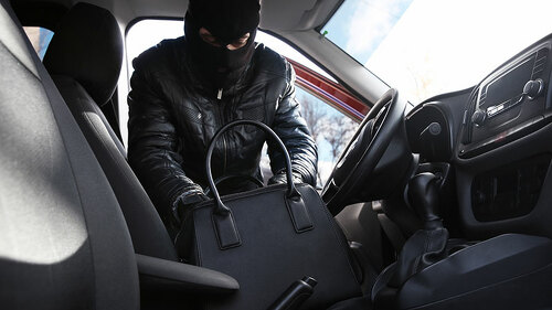 Dieb-klaut-Handtasche-aus-Auto-143228787-FO-Africa-Studio