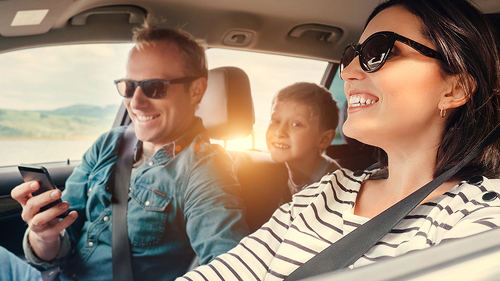 Familie-in-Auto-120455802-FO-Soloviova-Liudmyla