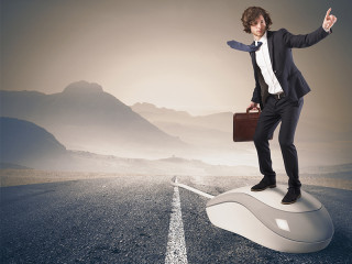 Anzugtraeger-surft-auf-Computermaus-126724083-FO-alphaspirit