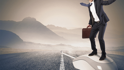 Anzugtraeger-surft-auf-Computermaus-126724083-FO-alphaspirit