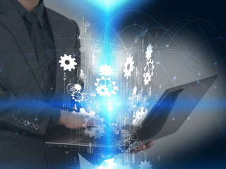 anzugtraeger-laptop-zahnraeder-149917034-FO-fgnopporn