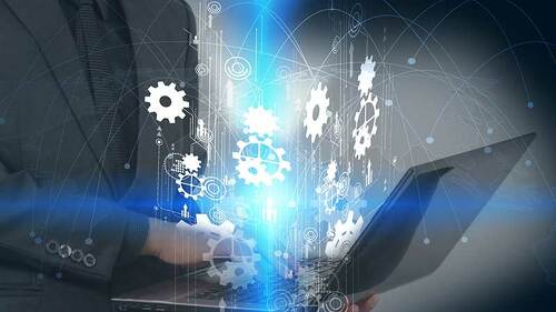 anzugtraeger-laptop-zahnraeder-149917034-FO-fgnopporn