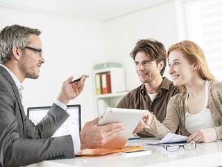 verkaufsgespaech-paar-59619797-FO-jackfrog