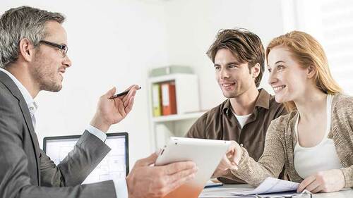 verkaufsgespaech-paar-59619797-FO-jackfrog