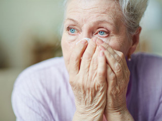 Weinende-Seniorin-112734861-FO-pressmaster