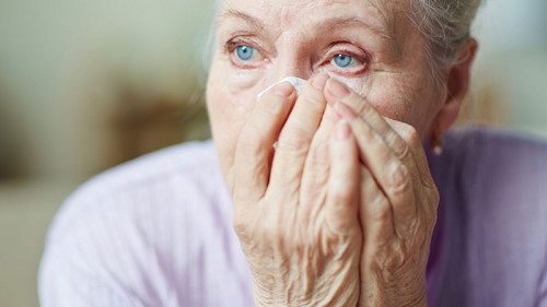 Weinende-Seniorin-112734861-FO-pressmaster