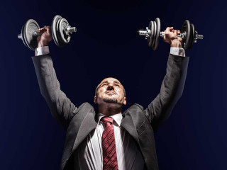 anzugtraeger-stemmt-hanteln-53320600-FO-Dario-Lo-Presti