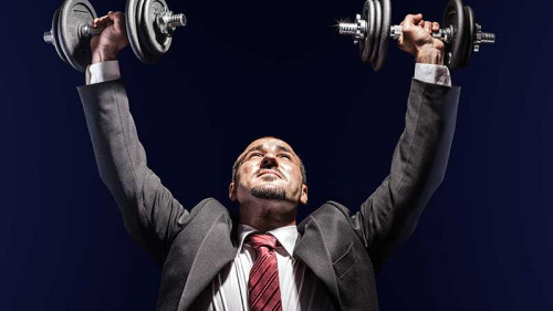 anzugtraeger-stemmt-hanteln-53320600-FO-Dario-Lo-Presti