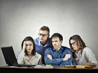 Enttaueschtes-Team-vor-Laptop-142737817-FO-olly