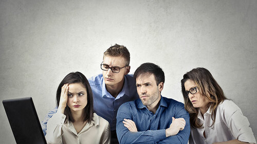 Enttaueschtes-Team-vor-Laptop-142737817-FO-olly