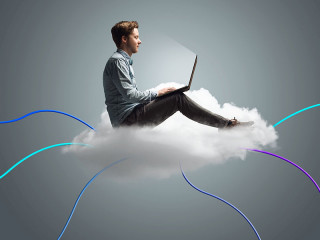 mann-auf-wolke-laptop-152633605-FO-lassedesignen