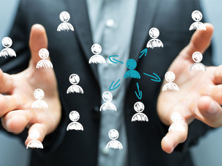 Anzugtraeger-Haende-Koepfe-108884245-FO-vege