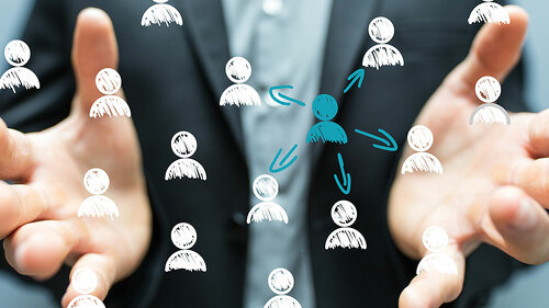 Anzugtraeger-Haende-Koepfe-108884245-FO-vege