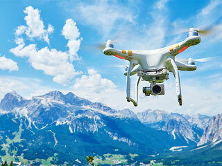 Drohne-vor-Gebirge-94138046-FO-Kadmy